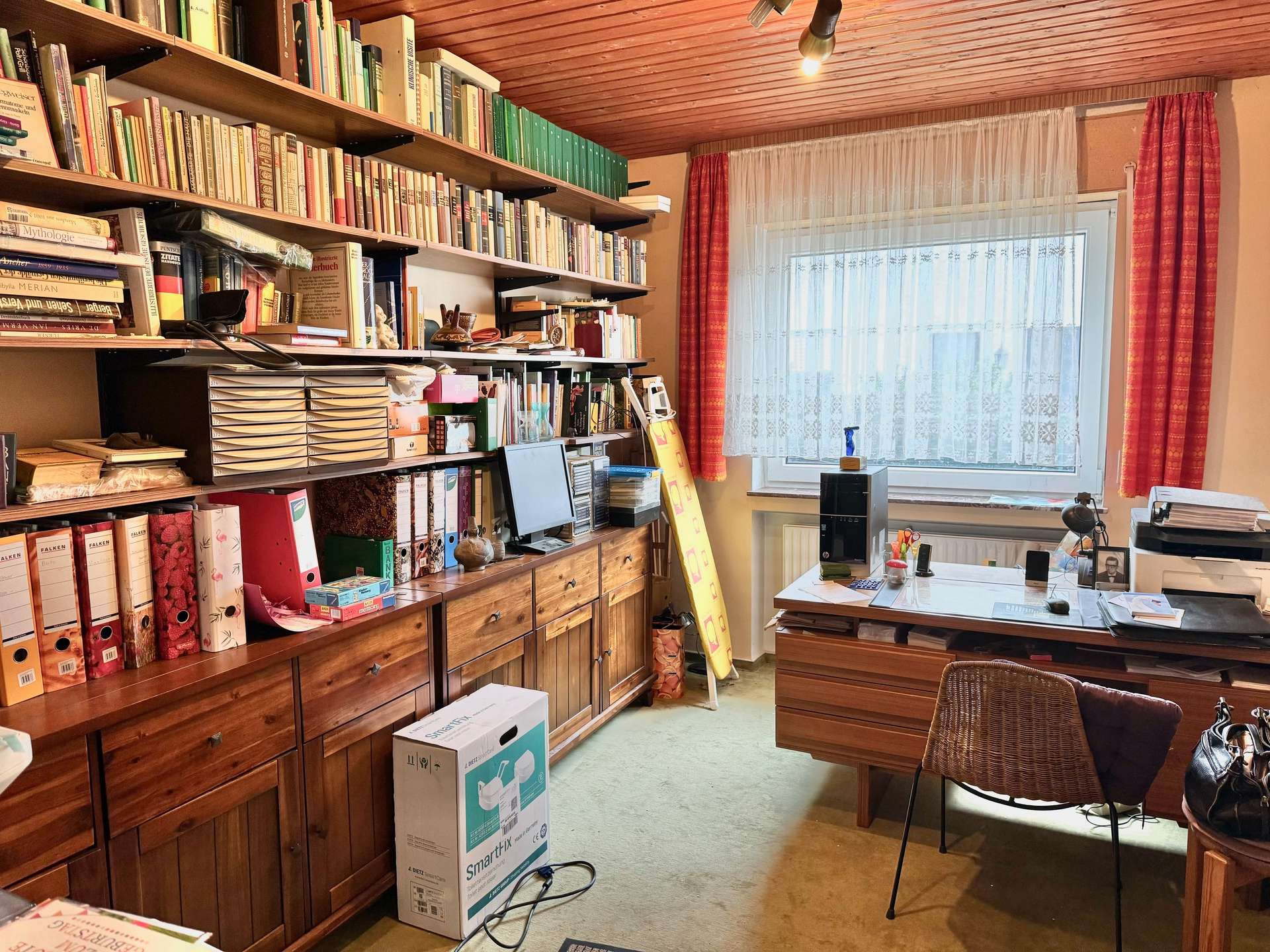 TOP LAGE, VIEL PLATZ, 2 GARAGEN, WINTERGARTEN UND PV-ANLAGE !!!